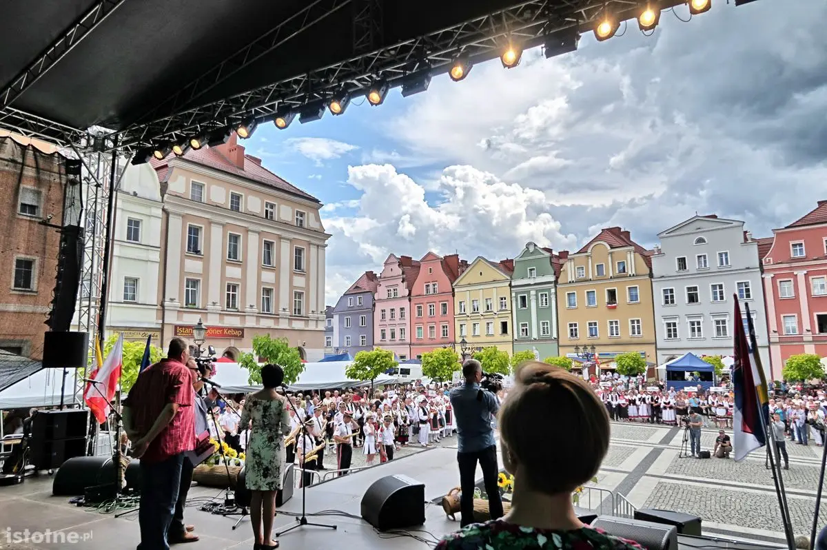 Parada i taniec na rozpoczęcie festiwalu bałkańskiego