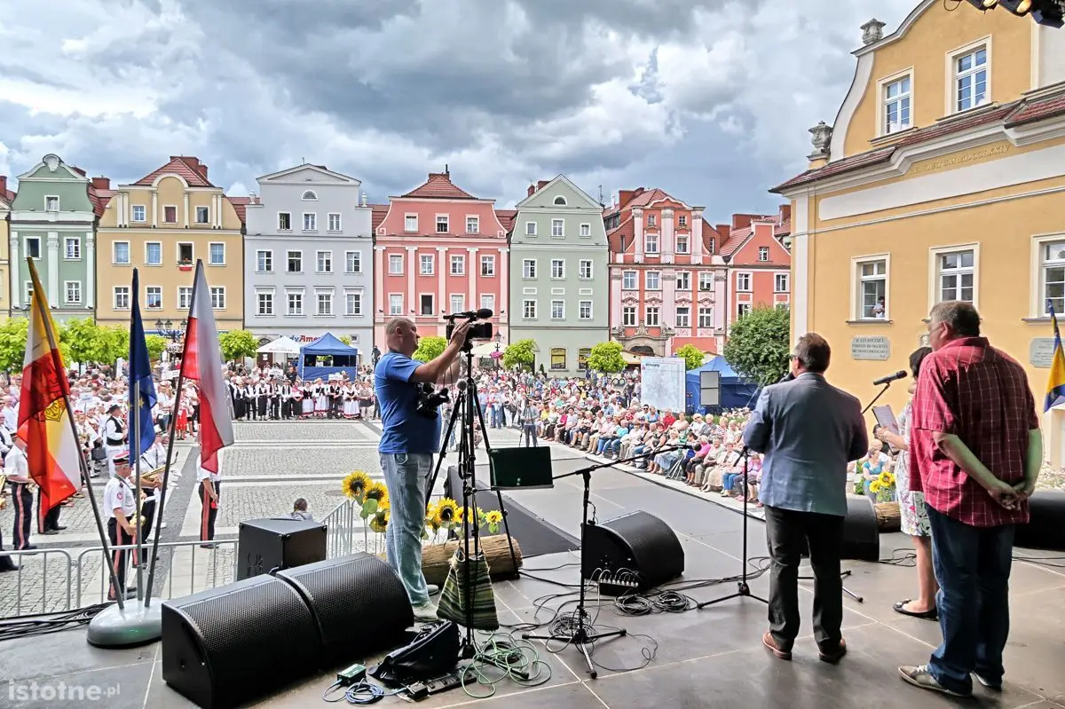 Parada i taniec na rozpoczęcie festiwalu bałkańskiego