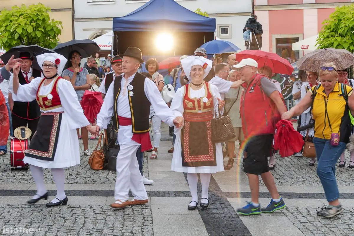Parada i taniec na rozpoczęcie festiwalu bałkańskiego