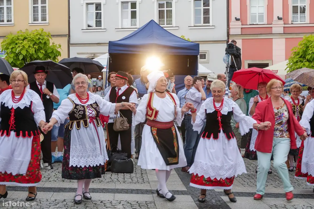 Parada i taniec na rozpoczęcie festiwalu bałkańskiego