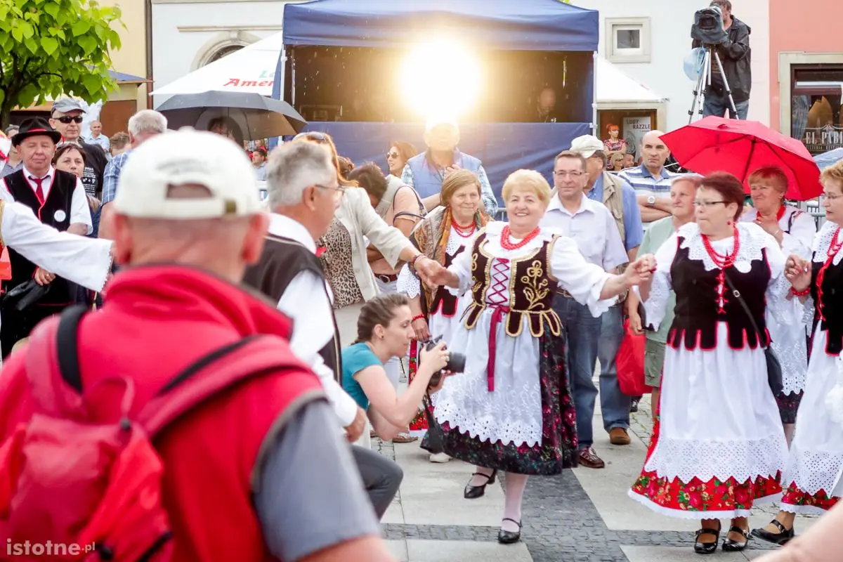 Parada i taniec na rozpoczęcie festiwalu bałkańskiego