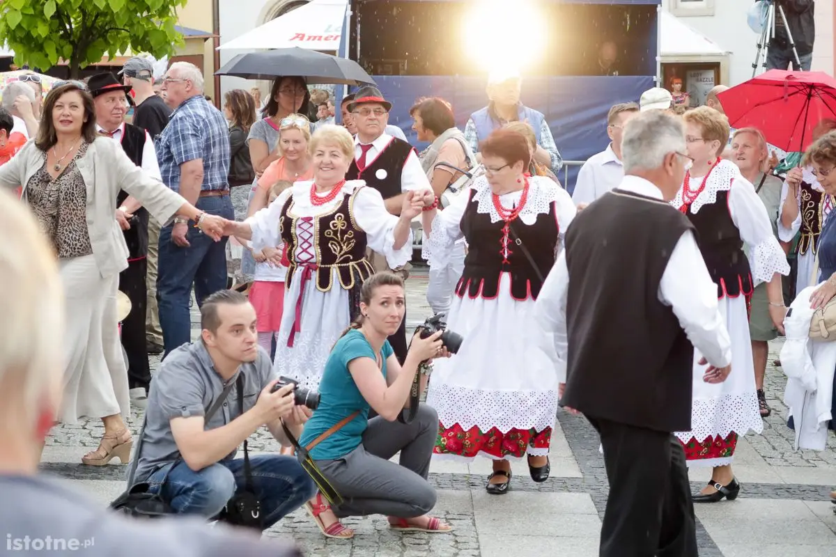 Parada i taniec na rozpoczęcie festiwalu bałkańskiego