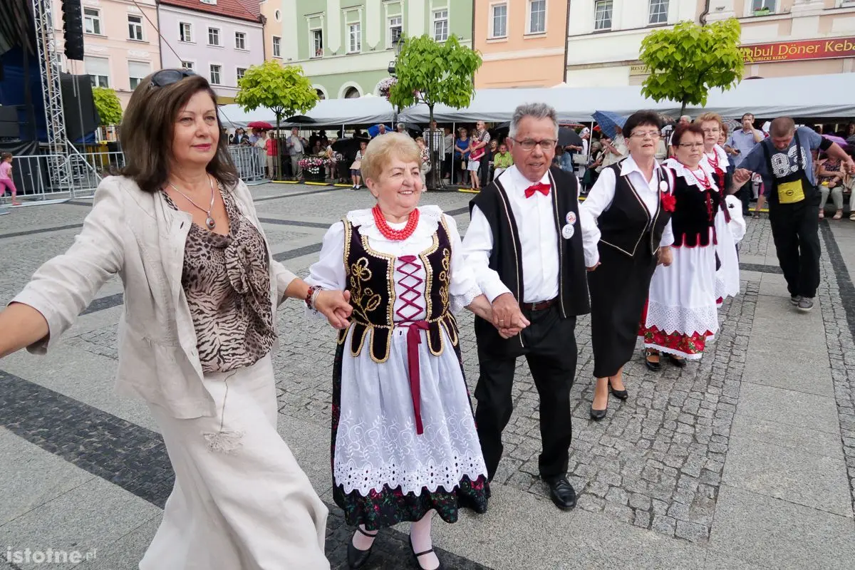 Parada i taniec na rozpoczęcie festiwalu bałkańskiego