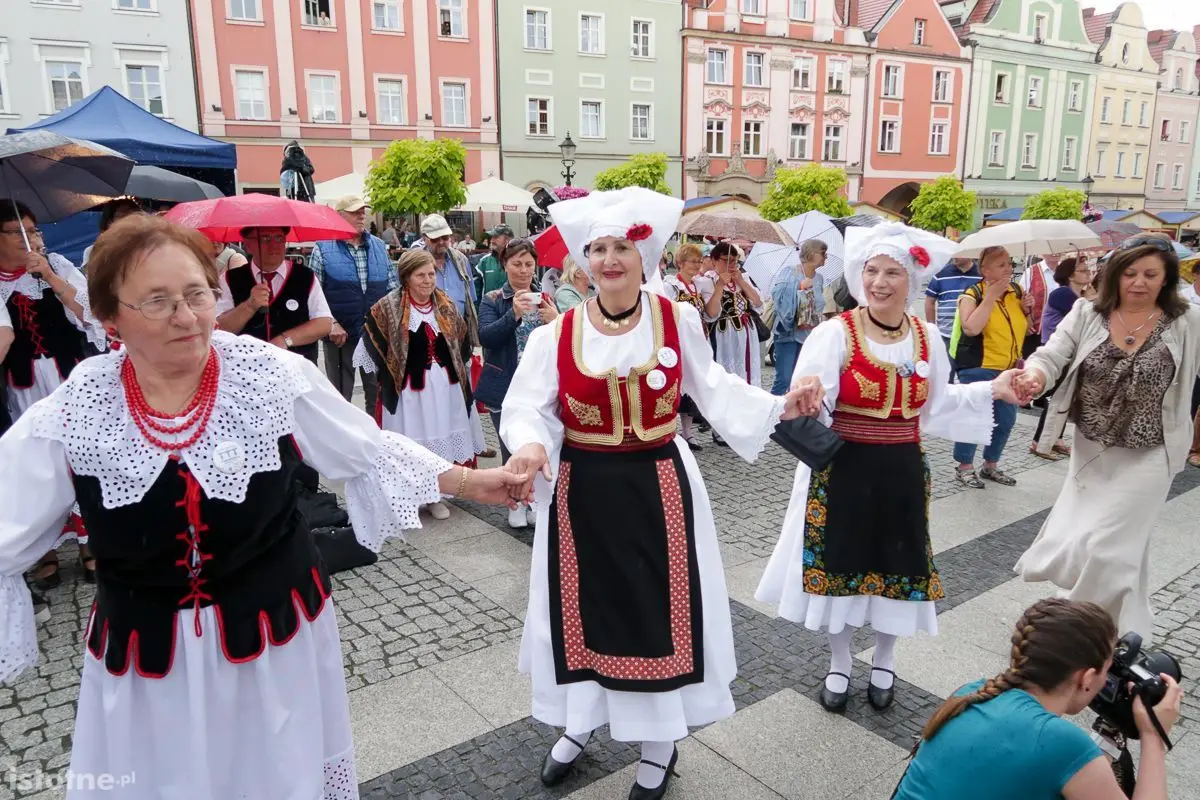 Parada i taniec na rozpoczęcie festiwalu bałkańskiego