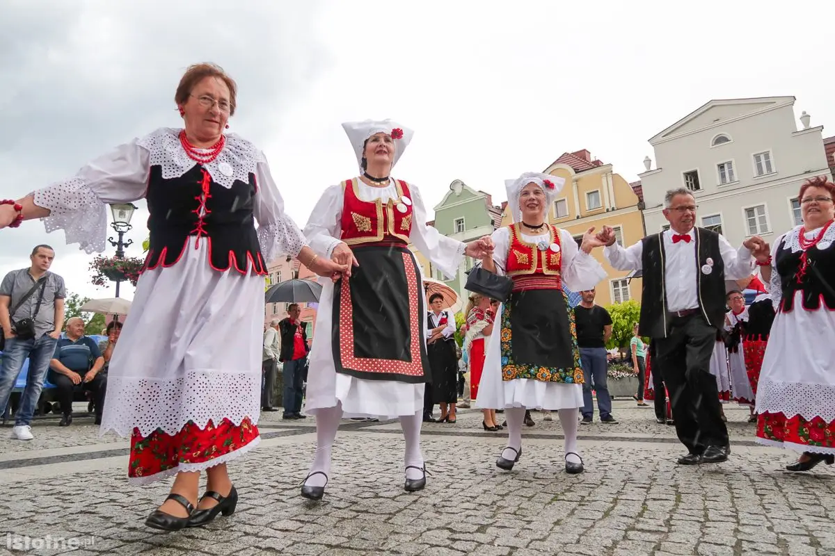 Parada i taniec na rozpoczęcie festiwalu bałkańskiego