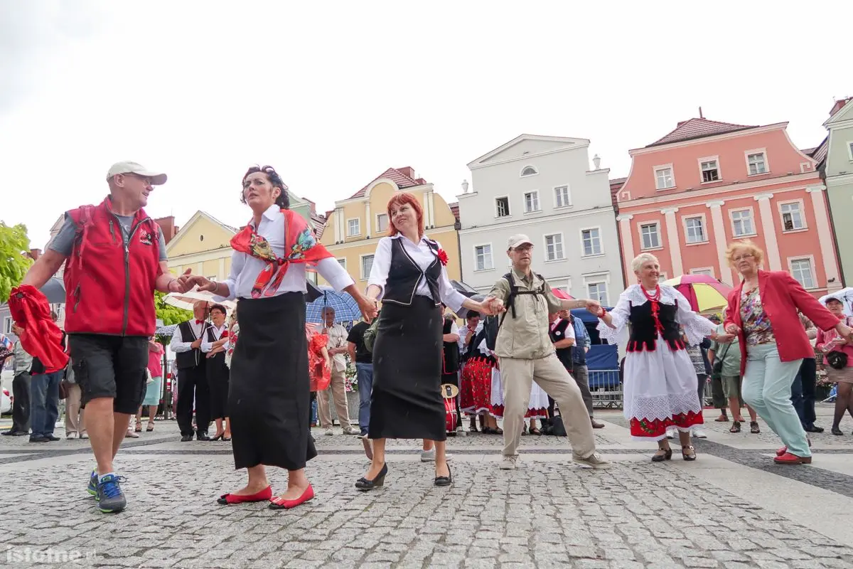 Parada i taniec na rozpoczęcie festiwalu bałkańskiego