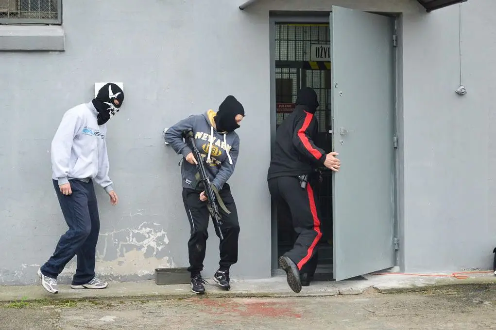 Ćwiczenia: Trzech zamaskowanych bandytów w magazynie z bronią