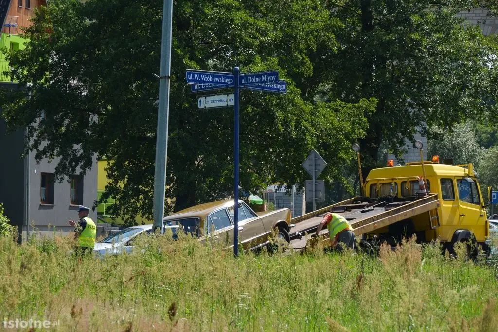 Kolejna kolizja przy wiadukcie