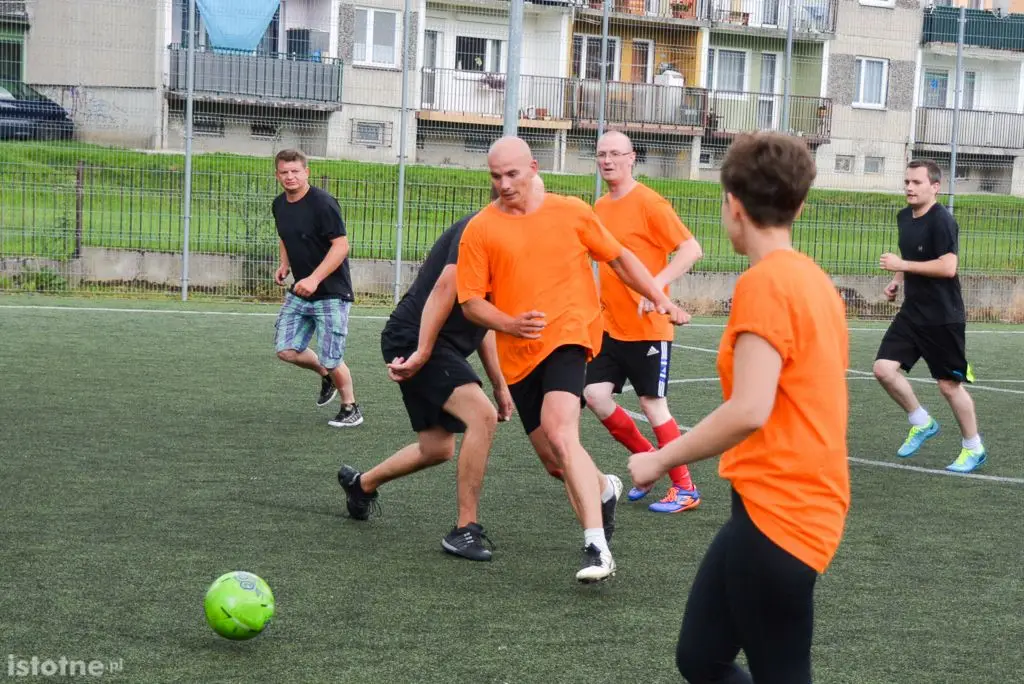 Piłkarski turniej górników z 3 kopalń na Orliku przy II LO
