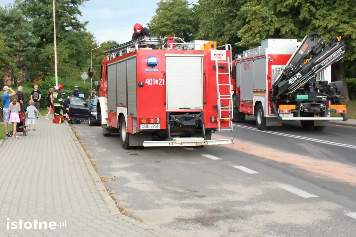 Wypadek koło policji, sprawczyni uciekła z miejsca zdarzenia