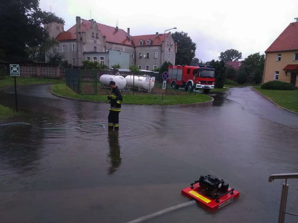 Podtopienia w Kraśniku Dolnym. Strażacy z Trzebienia w akcji