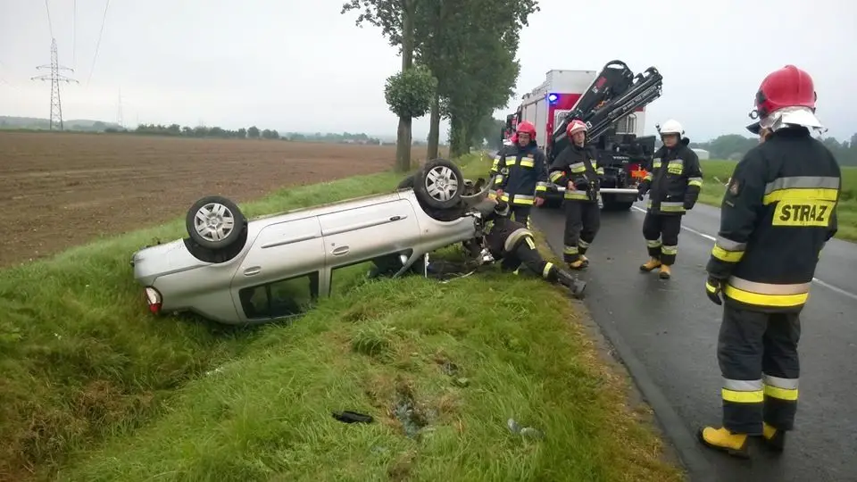 Dachowanie koło Warty - jedna osoba ranna