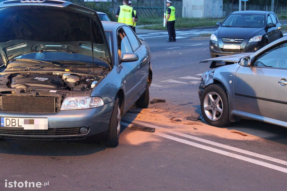Cztery osoby ranne po zderzeniu aut na skrzyżowaniu Cieszkowskiego-Modłowa