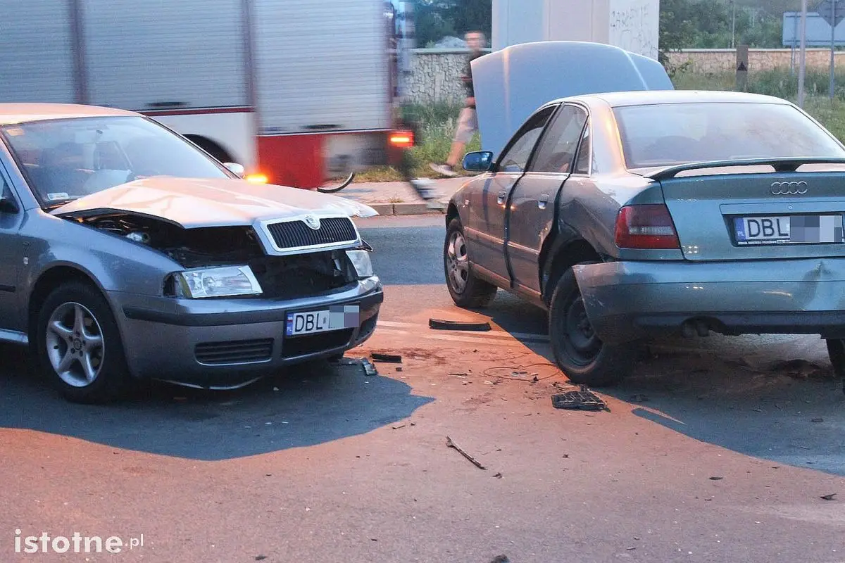 Cztery osoby ranne po zderzeniu aut na skrzyżowaniu Cieszkowskiego-Modłowa