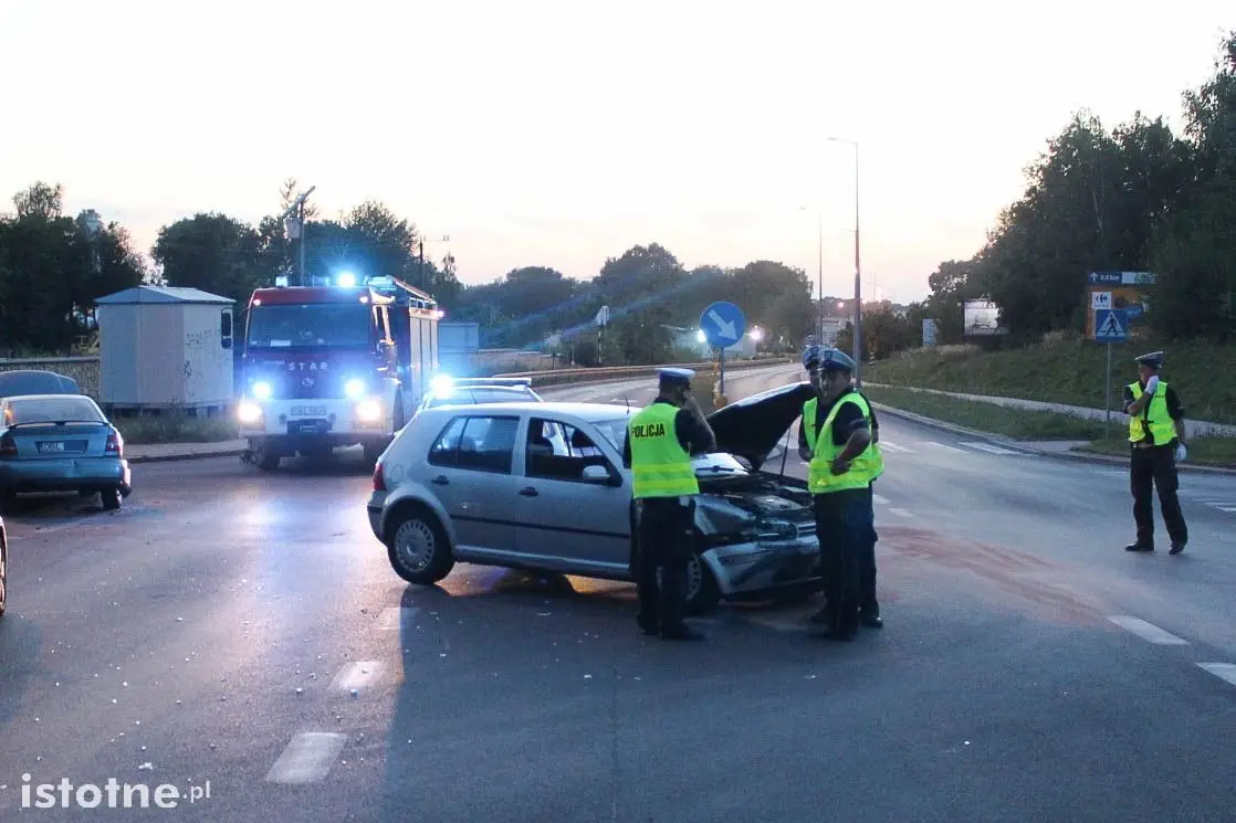 Cztery osoby ranne po zderzeniu aut na skrzyżowaniu Cieszkowskiego-Modłowa