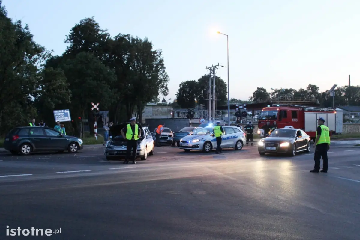 Cztery osoby ranne po zderzeniu aut na skrzyżowaniu Cieszkowskiego-Modłowa