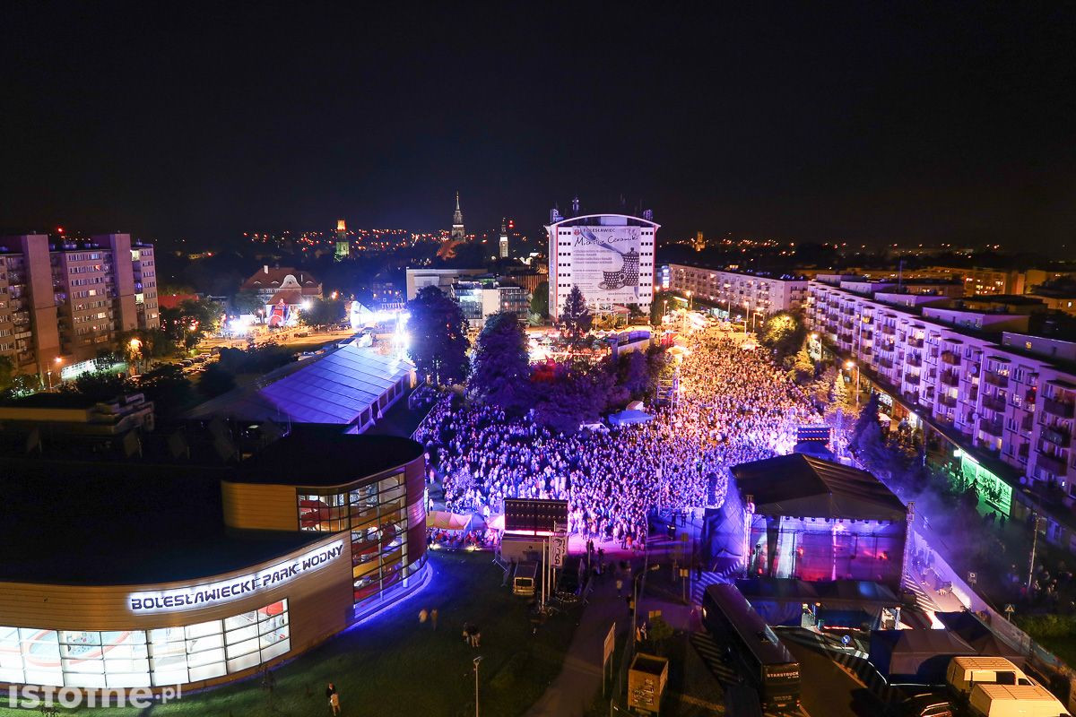 Kate Ryan rozdaje autografu po koncercie w Bolesławcu