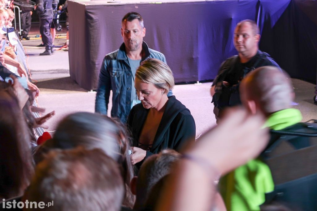 Kate Ryan rozdaje autografu po koncercie w Bolesławcu