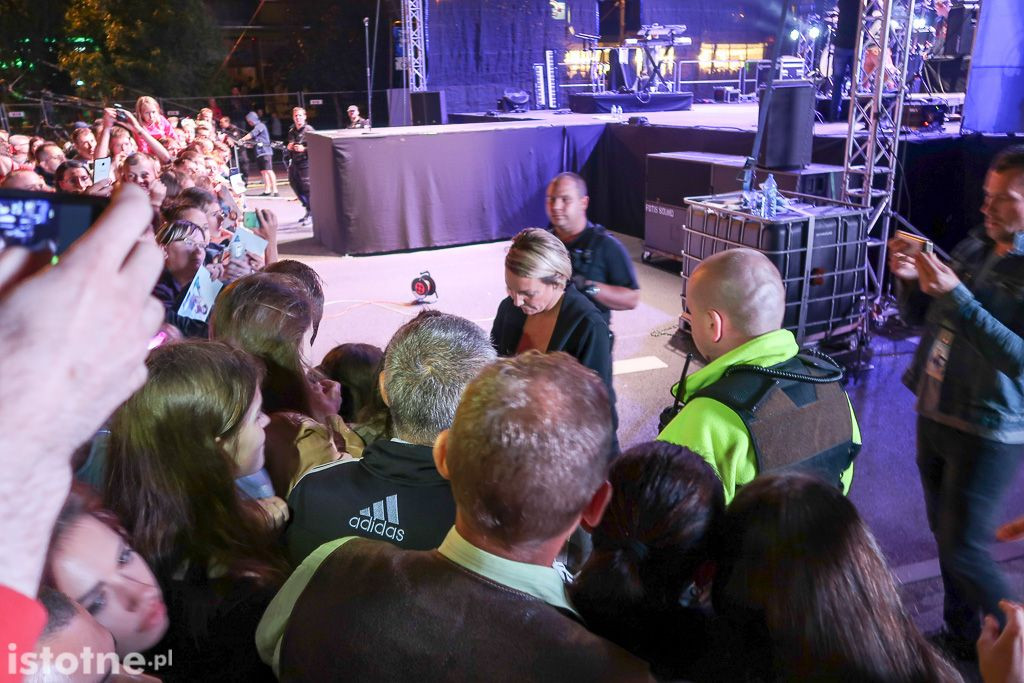 Kate Ryan rozdaje autografu po koncercie w Bolesławcu