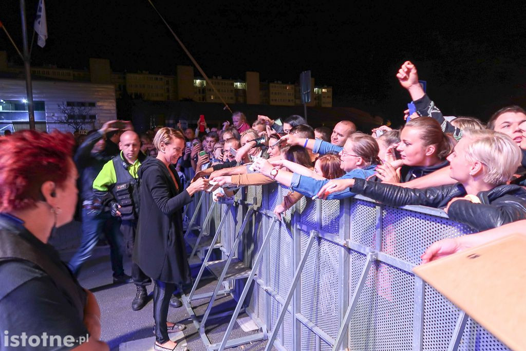 Kate Ryan rozdaje autografu po koncercie w Bolesławcu