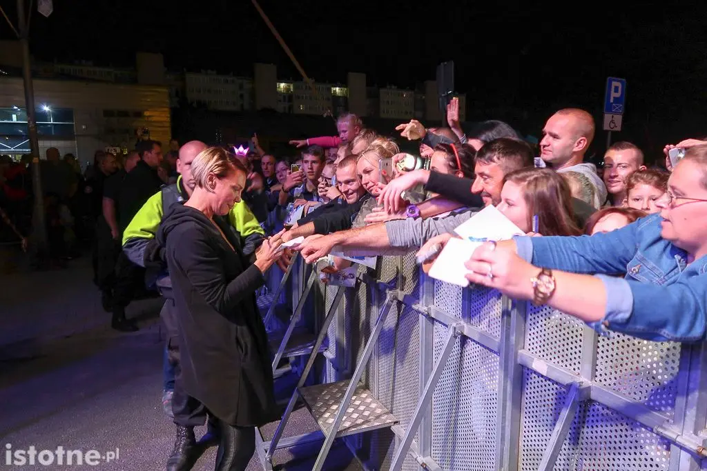 Kate Ryan rozdaje autografu po koncercie w Bolesławcu