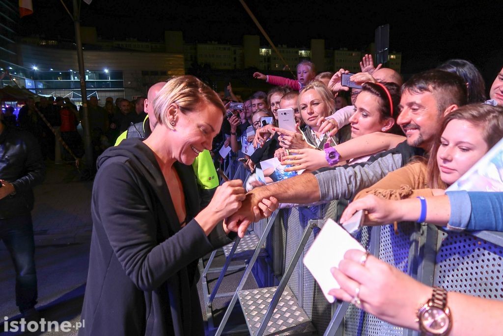 Kate Ryan rozdaje autografu po koncercie w Bolesławcu