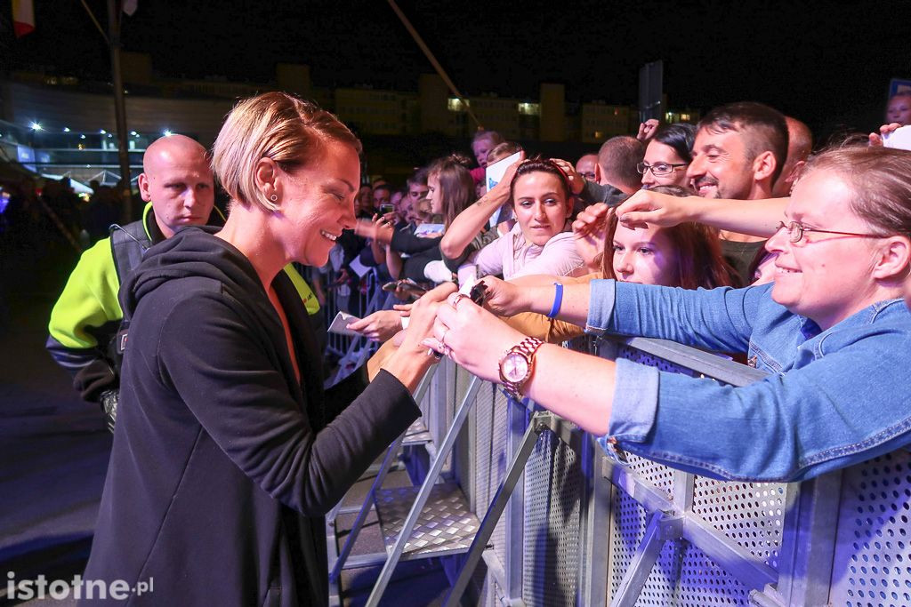 Kate Ryan rozdaje autografu po koncercie w Bolesławcu
