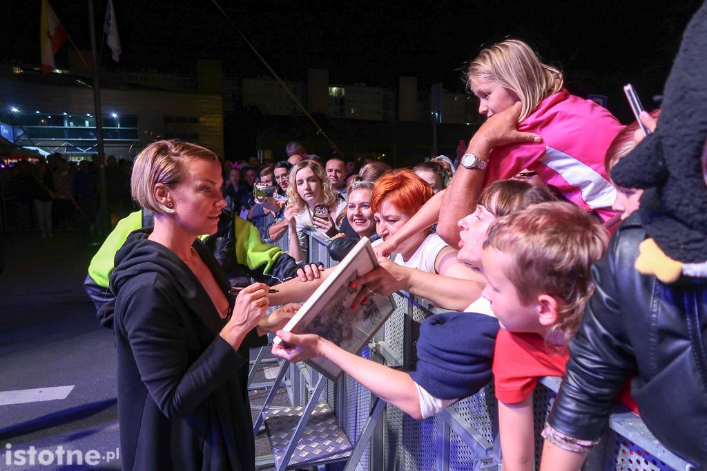Kate Ryan rozdaje autografu po koncercie w Bolesławcu