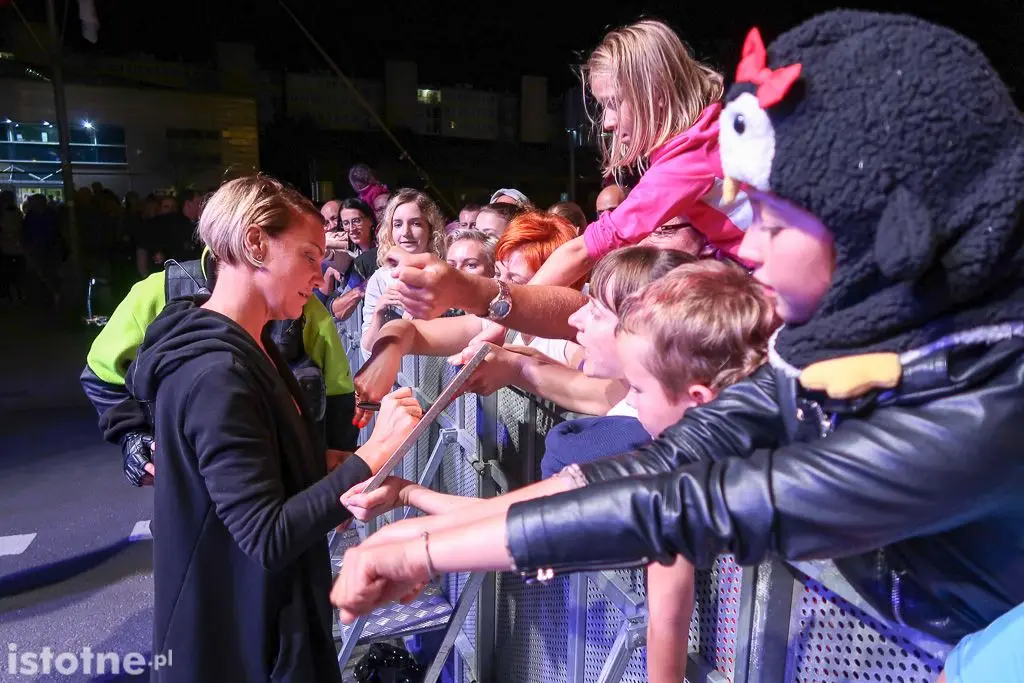Kate Ryan rozdaje autografu po koncercie w Bolesławcu