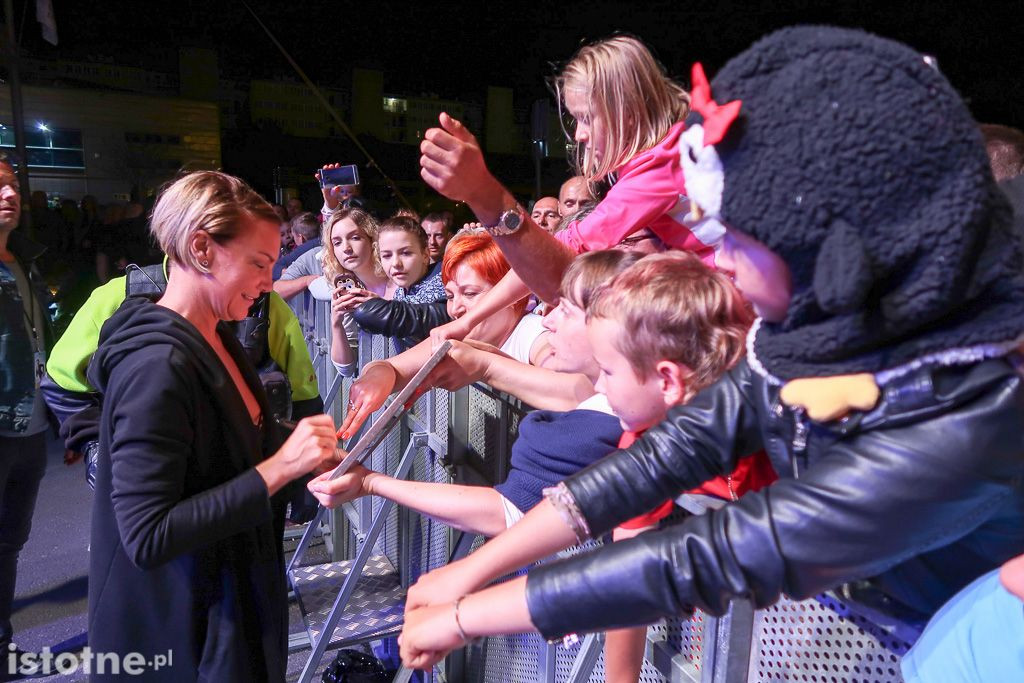 Kate Ryan rozdaje autografu po koncercie w Bolesławcu