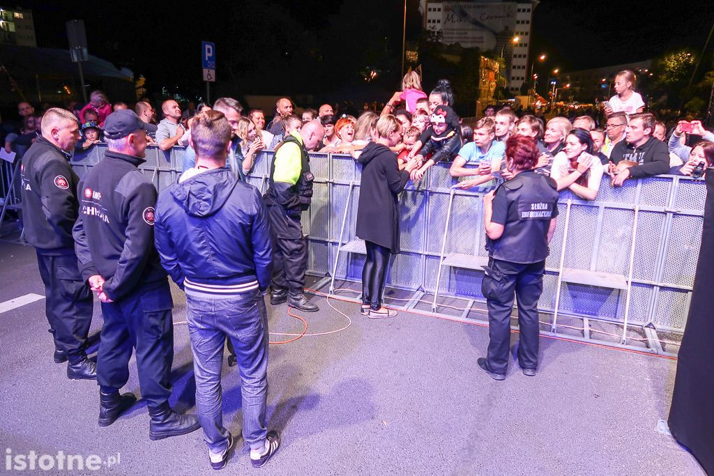 Kate Ryan rozdaje autografu po koncercie w Bolesławcu