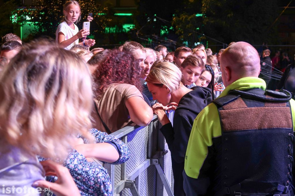 Kate Ryan rozdaje autografu po koncercie w Bolesławcu