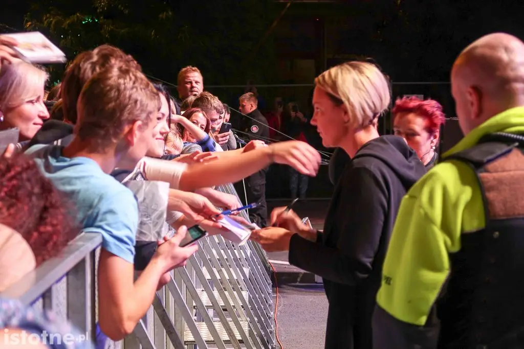 Kate Ryan rozdaje autografu po koncercie w Bolesławcu