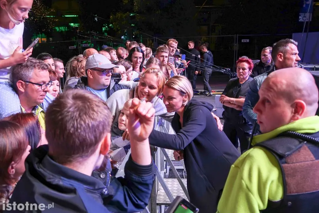 Kate Ryan rozdaje autografu po koncercie w Bolesławcu
