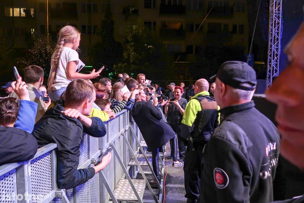 Kate Ryan rozdaje autografu po koncercie w Bolesławcu
