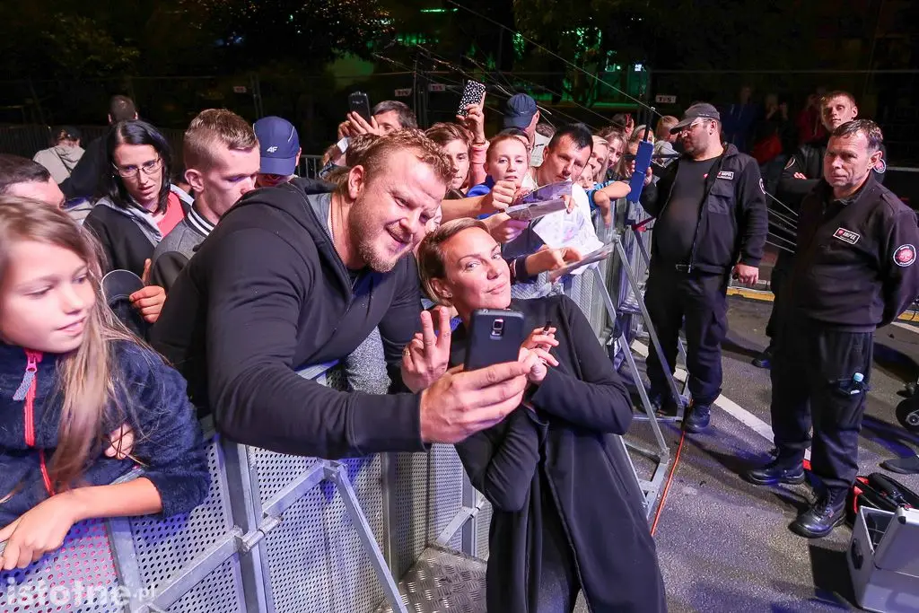 Kate Ryan rozdaje autografu po koncercie w Bolesławcu