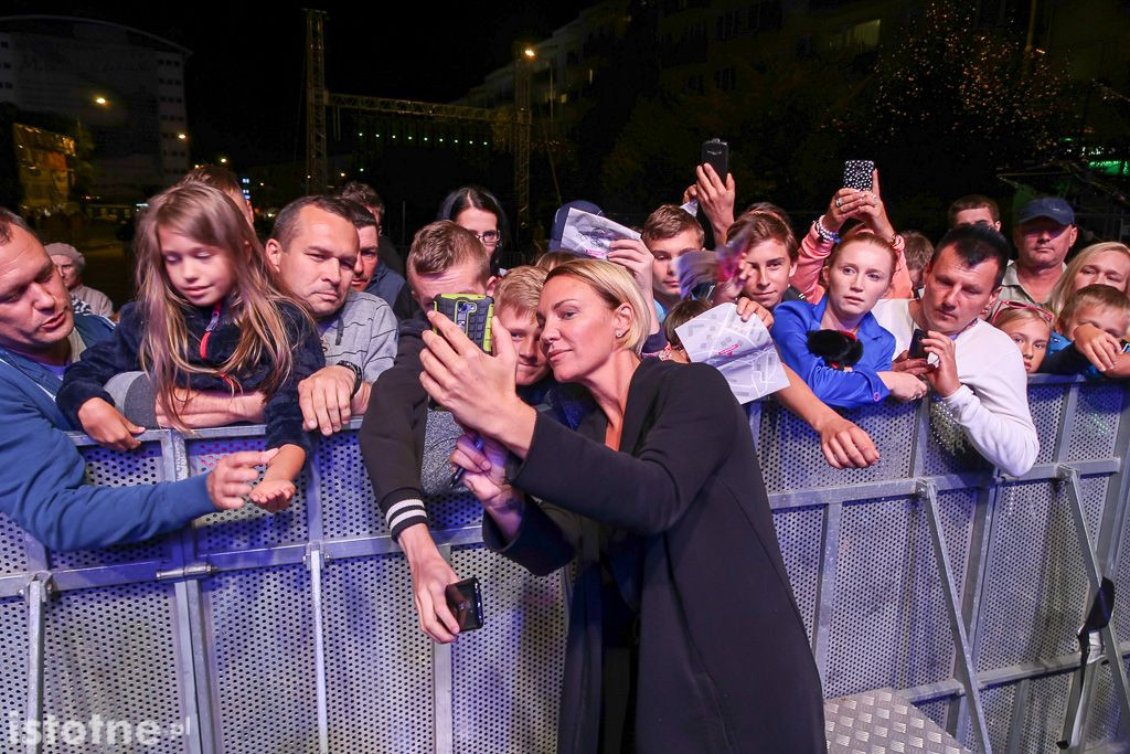 Kate Ryan rozdaje autografu po koncercie w Bolesławcu