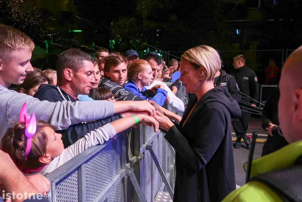Kate Ryan rozdaje autografu po koncercie w Bolesławcu
