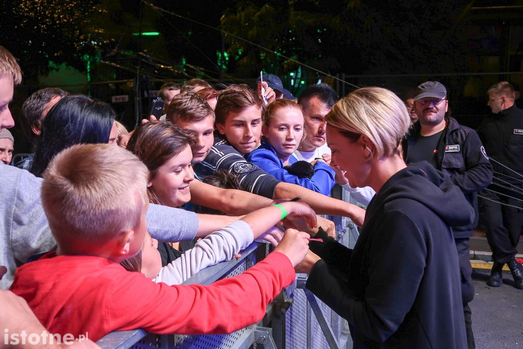 Kate Ryan rozdaje autografu po koncercie w Bolesławcu