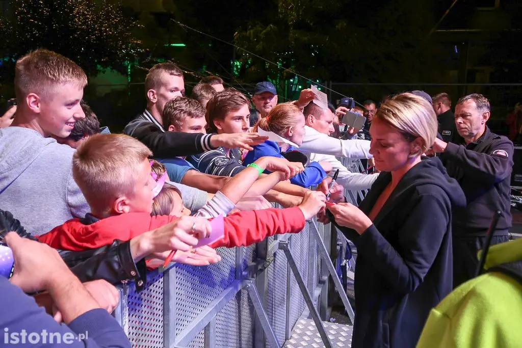 Kate Ryan rozdaje autografu po koncercie w Bolesławcu