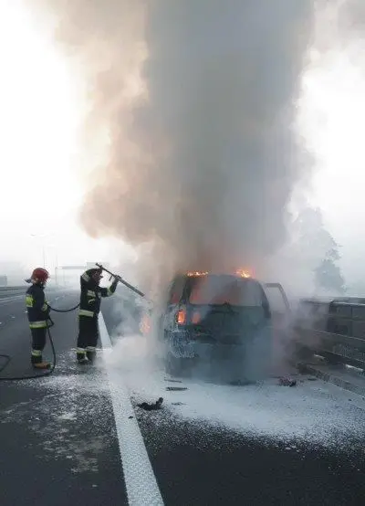 Samochód spłonął na autostradzie A4