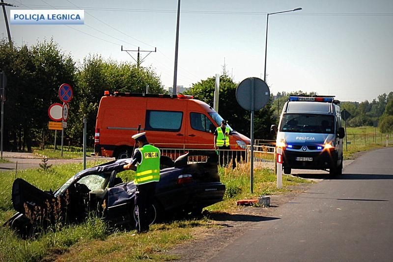 Wyprzedzał na skrzyżowaniu i wylądował w rowie