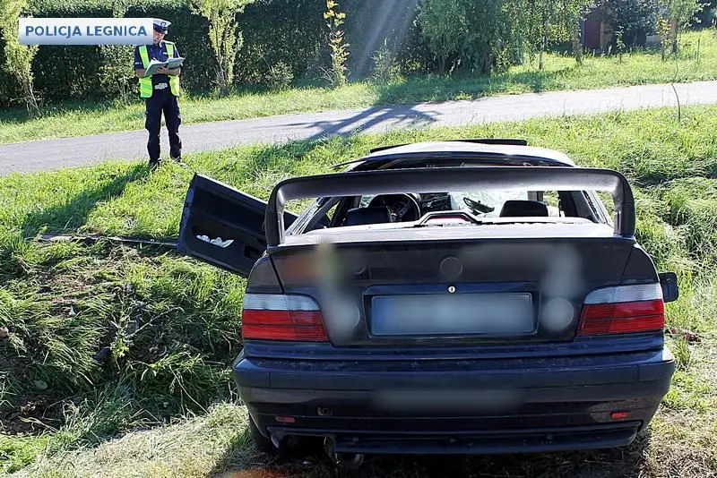 Wyprzedzał na skrzyżowaniu i wylądował w rowie
