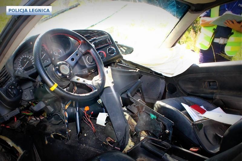 Wyprzedzał na skrzyżowaniu i wylądował w rowie