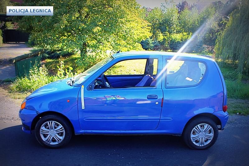 Wyprzedzał na skrzyżowaniu i wylądował w rowie