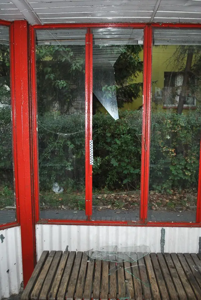 Był zły na dziewczynę, więc po pijanemu zniszczył przystanek