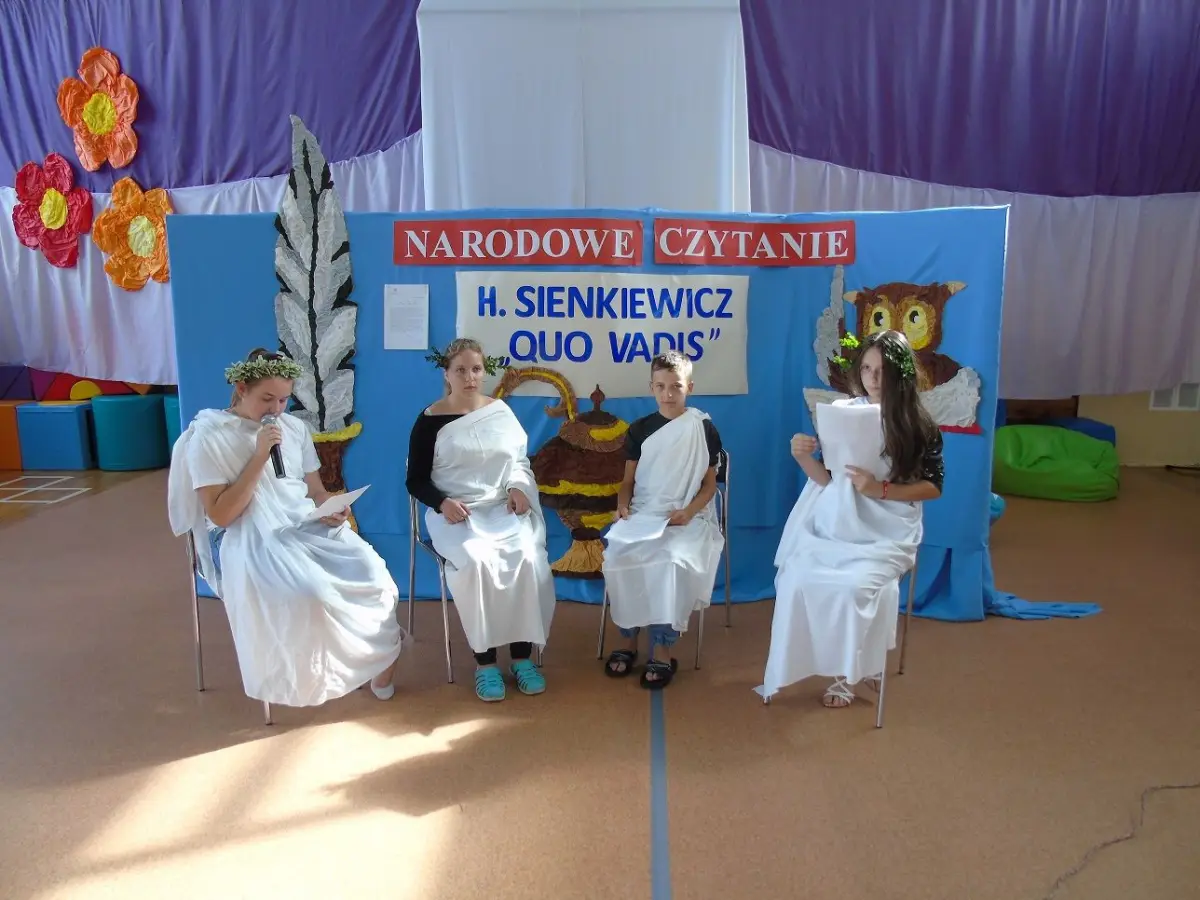 Dzieci w szkole w Ocicach podczas narodowego czytania Quo vadis