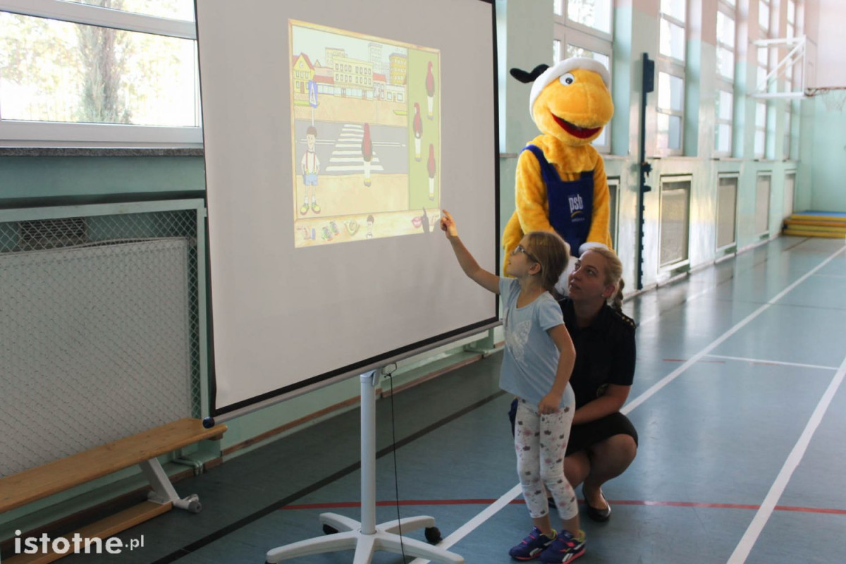 Straż miejska, mrówka i delfin z wizytą w SP nr 3