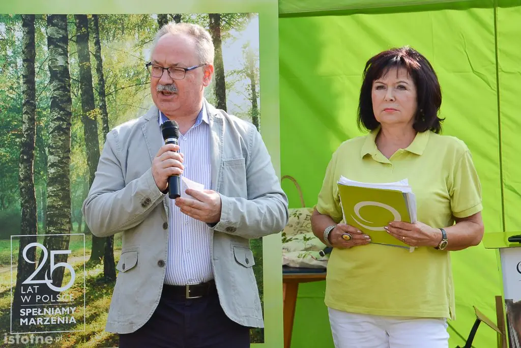 Aleja magnolii powstała przy bolesławieckiej „Budowlance”