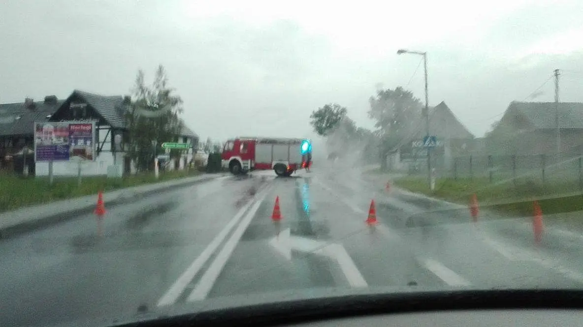 Zamknięta droga i ewakuacja mieszkańców w Kruszynie